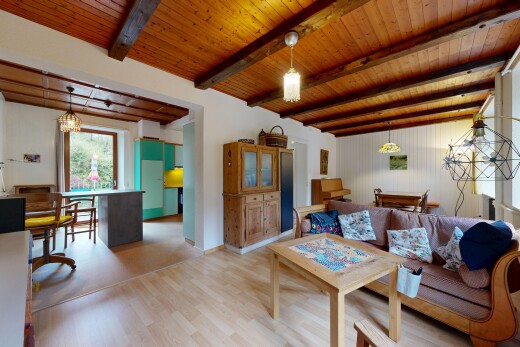 salon avec inside property, wood finish floor, sol en finition bois, natural light, et lumière naturelle