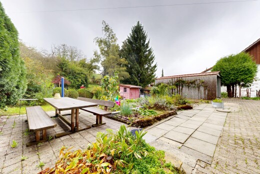 jardin avec overcast, coin repas extérieur, structure extérieure, et terrasse