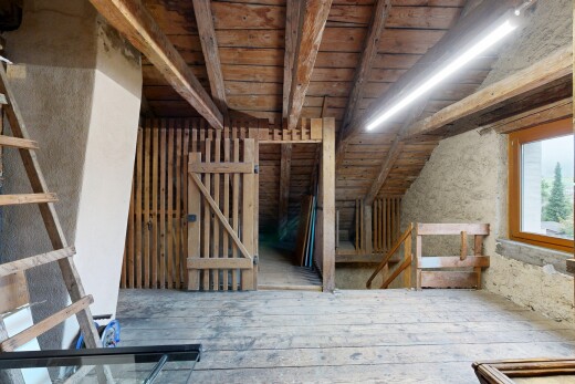 escaliers avec vaulted ceiling, plafond voûté, inside property, beamed ceiling, et plafond à poutres