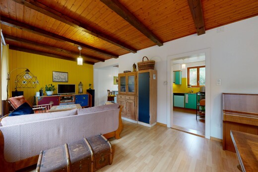 salon avec inside property, wood finish floor, sol en finition bois, natural light, et lumière naturelle