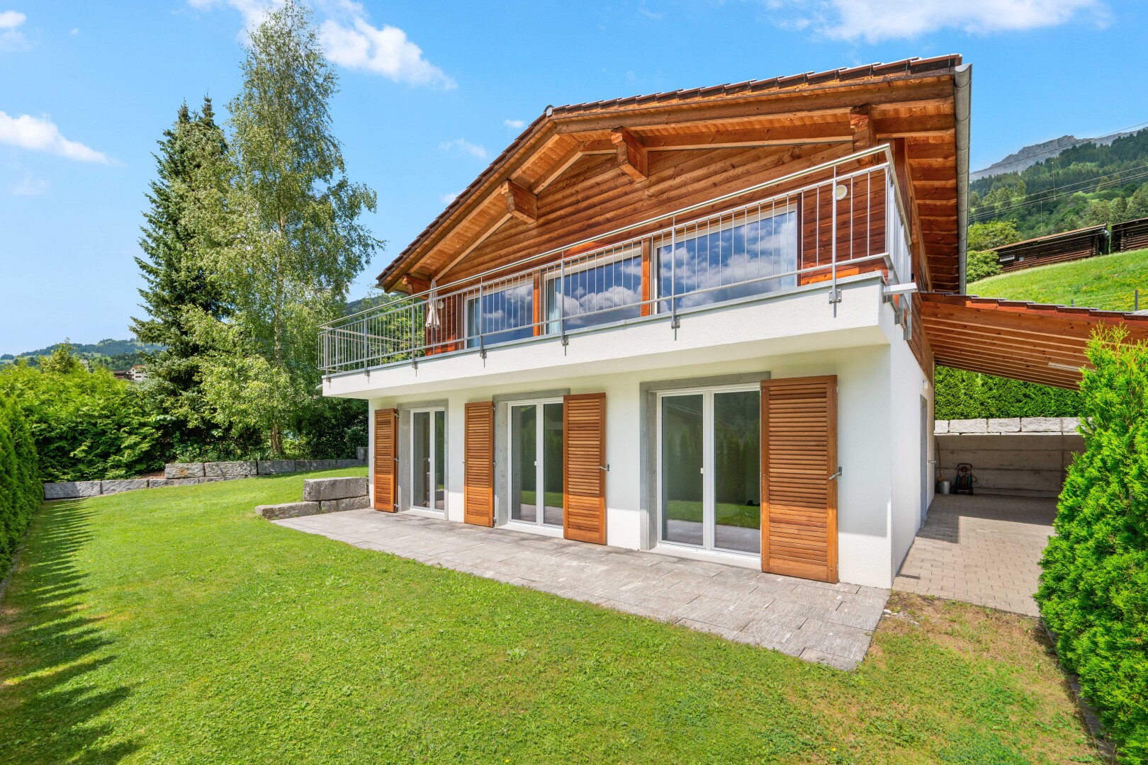 außenansicht mit rasen, from property, day time, stuckverkleidung, und terrasse