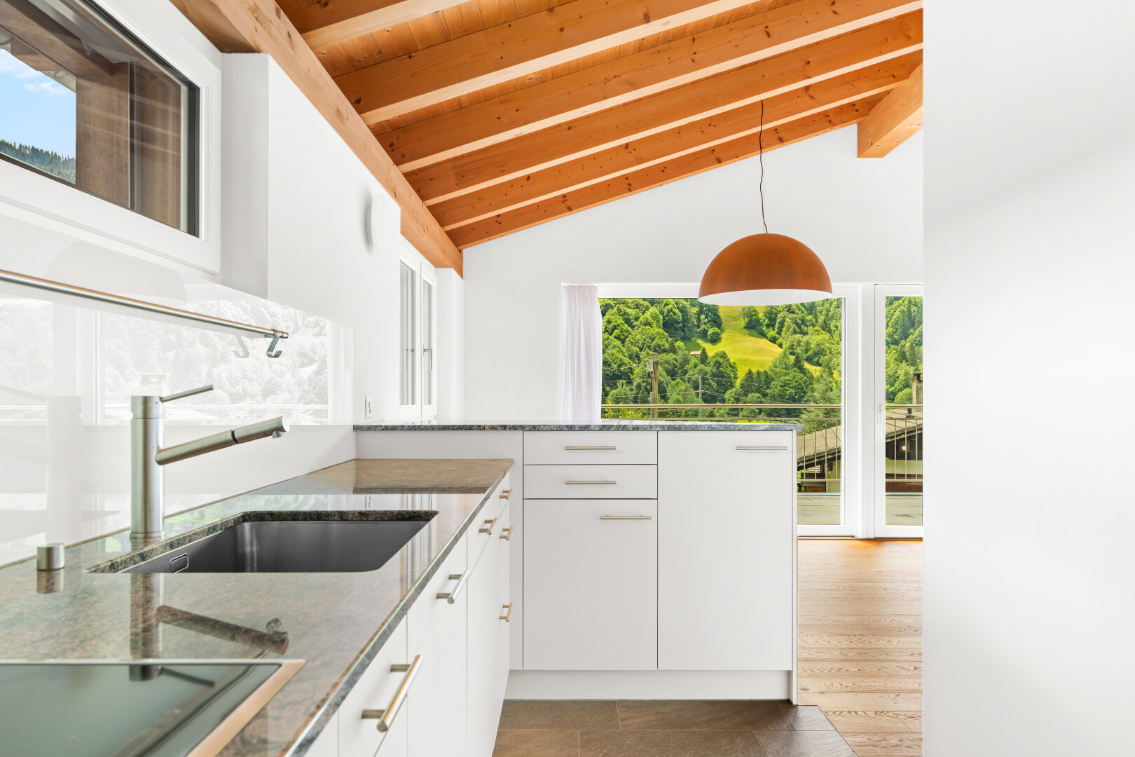 küche mit pendelleuchte, pendant lighting, natürliches licht, natural light, und weiße schränke