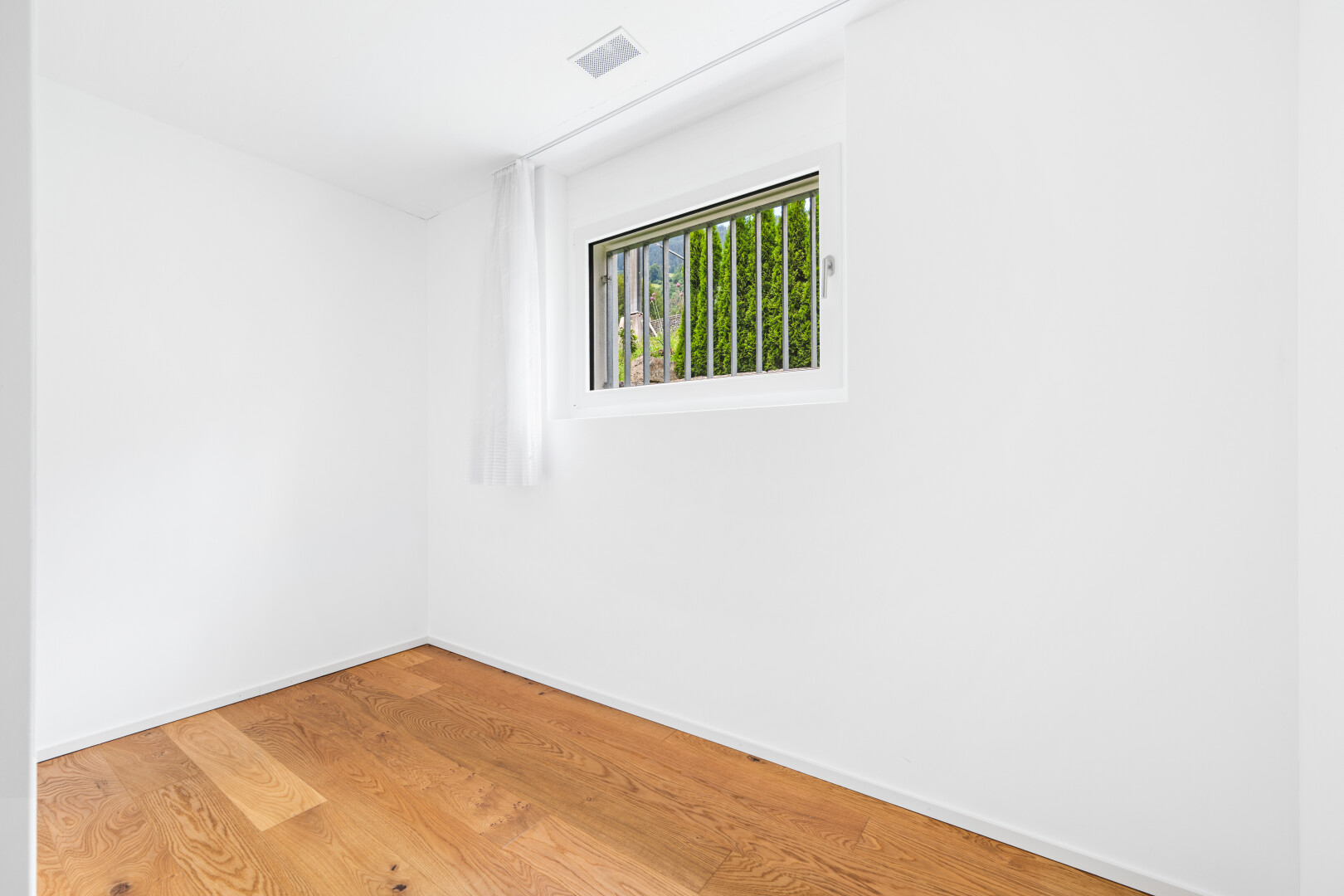 leerer raum mit inside property, holzfußboden, wood finish floor, gipskartonwand, und drywall