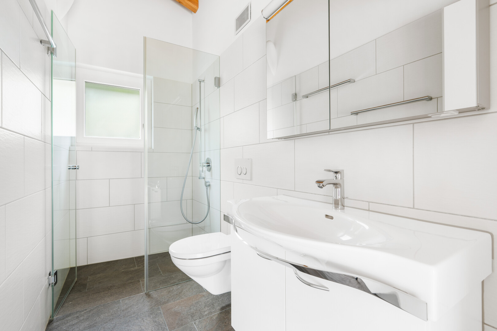 bad mit spiegel, dusche, komplettes badezimmer, schminktisch, und inside property
