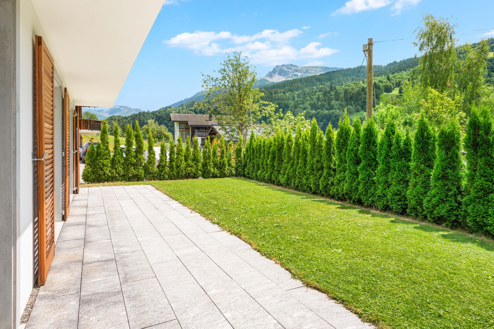 garten mit from property, rasen, mountain view, blick auf die berge, und day time