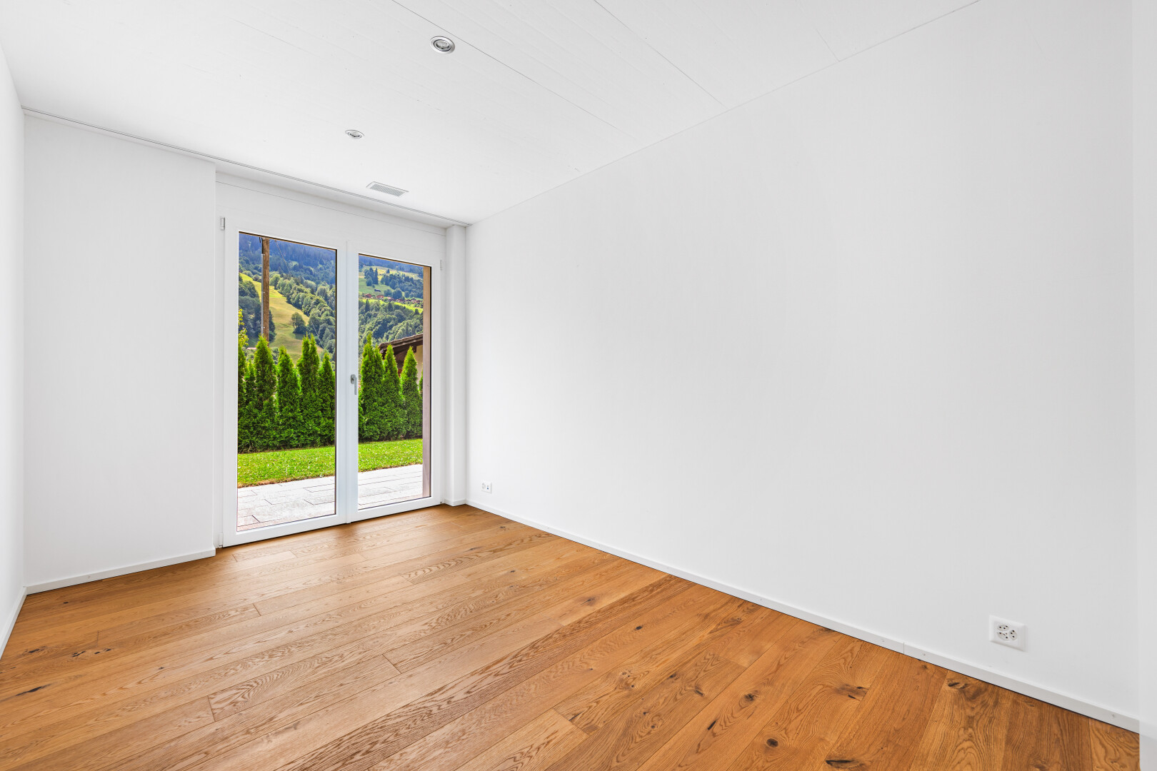 leerer raum mit inside property, gipskartonwand, drywall, holzfußboden, und wood finish floor