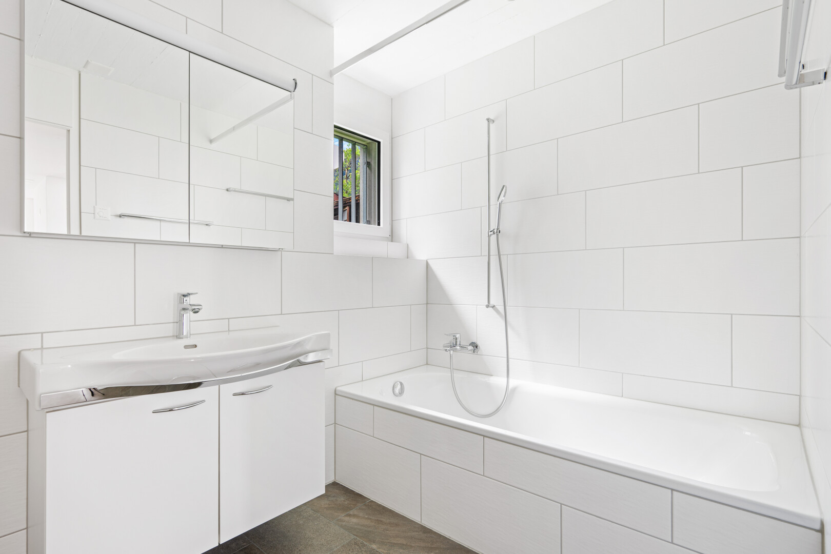 bad mit fliesenwand, tile wall, komplettes badezimmer, dark floor, und spiegel