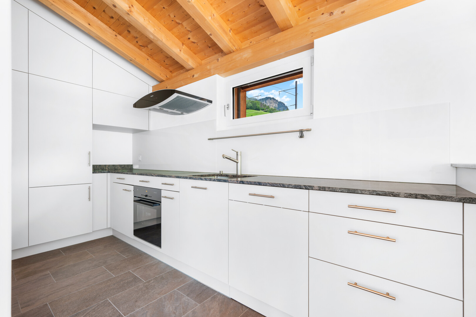 küche mit weiße schränke, white cabinets, arbeitsplatten, dark countertops, und ofen