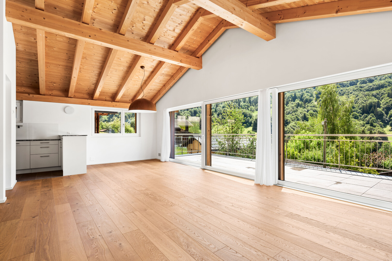 leerer raum mit inside property, holzfußboden, wood finish floor, hardwood floor, und hohe decke