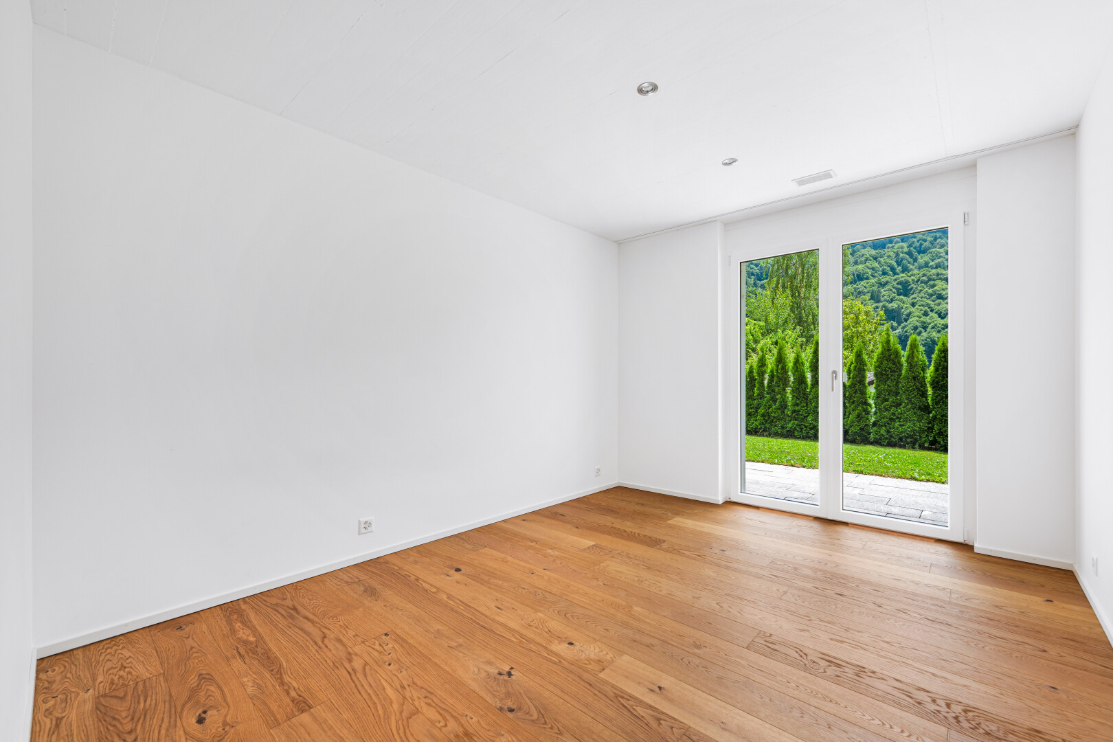 leerer raum mit holzfußboden, wood finish floor, gipskartonwand, drywall, und inside property