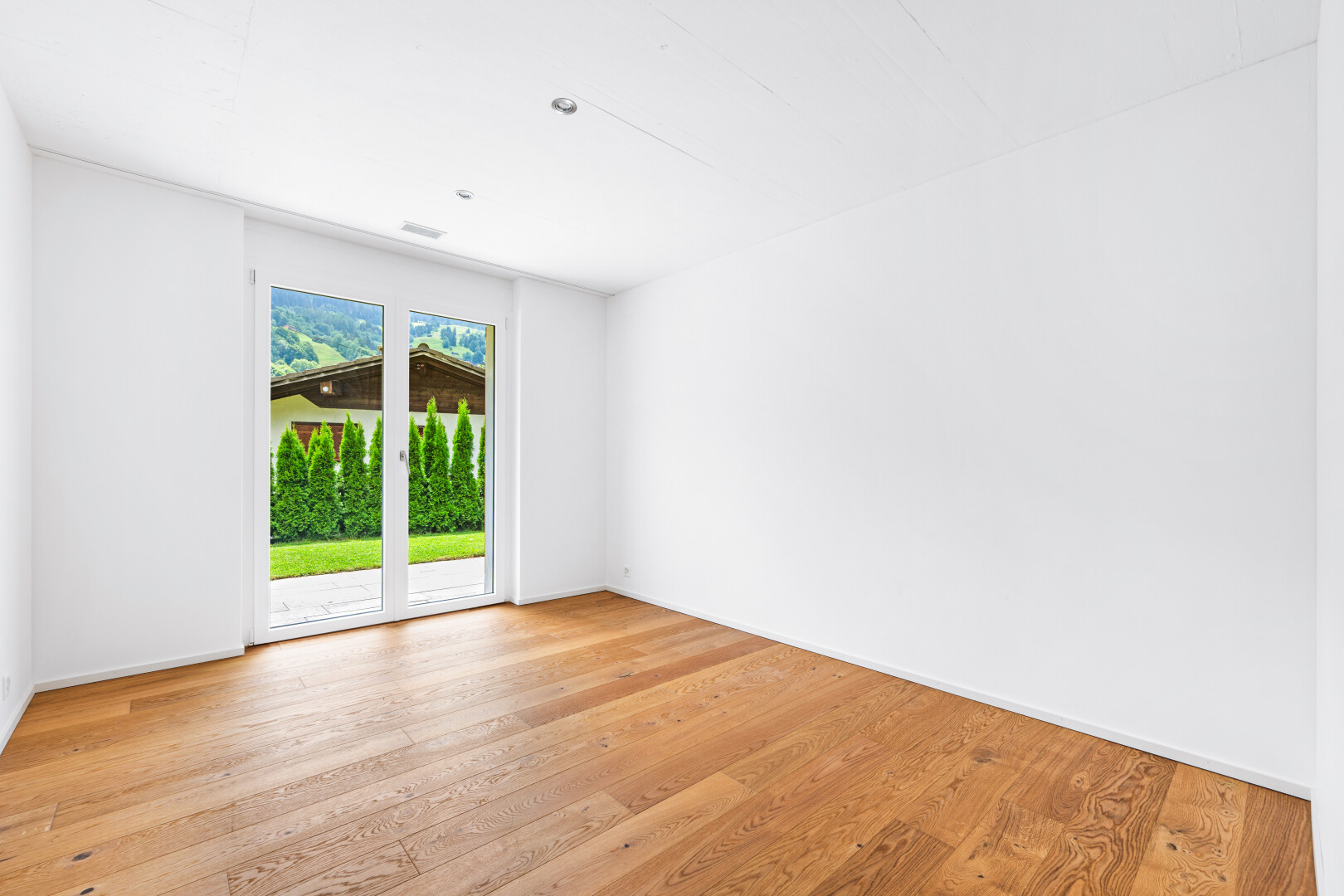 leerer raum mit holzfußboden, wood finish floor, gipskartonwand, drywall, und natürliches licht