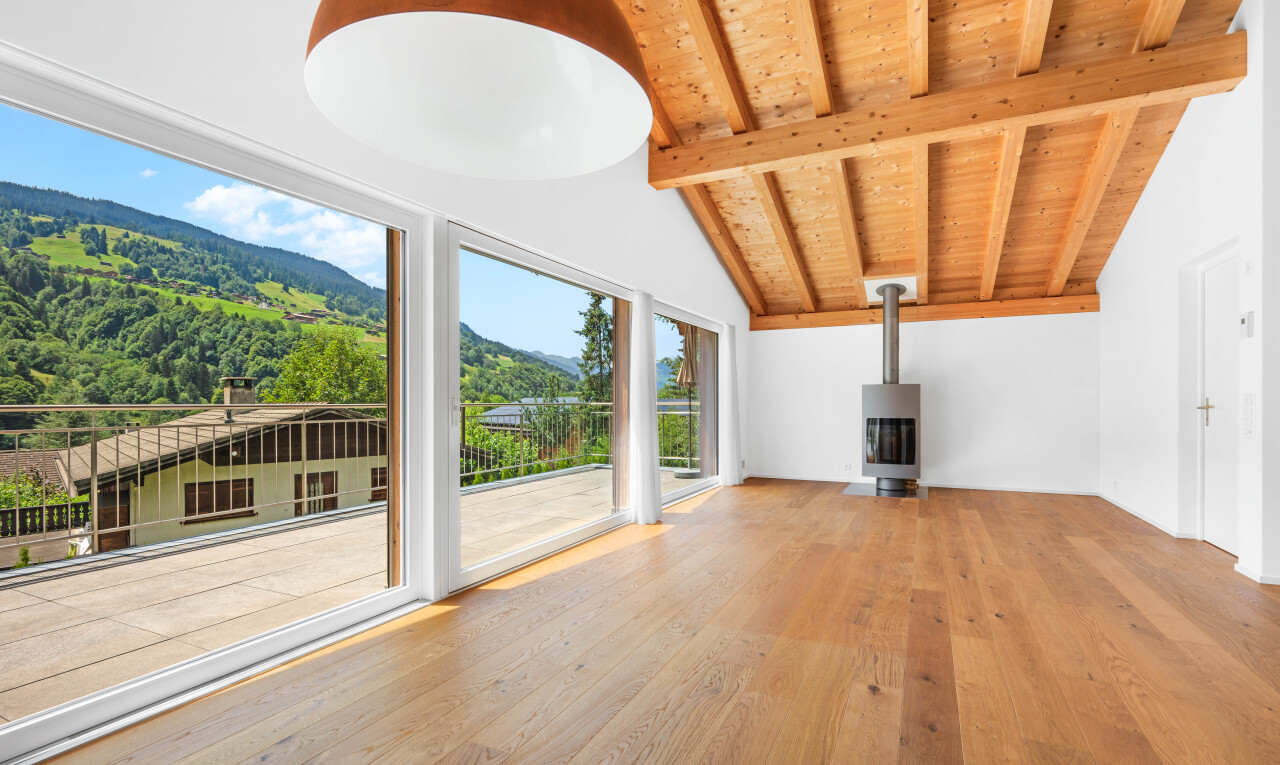 leerer raum mit balkendecke, beamed ceiling, inside property, day time, und holzofen