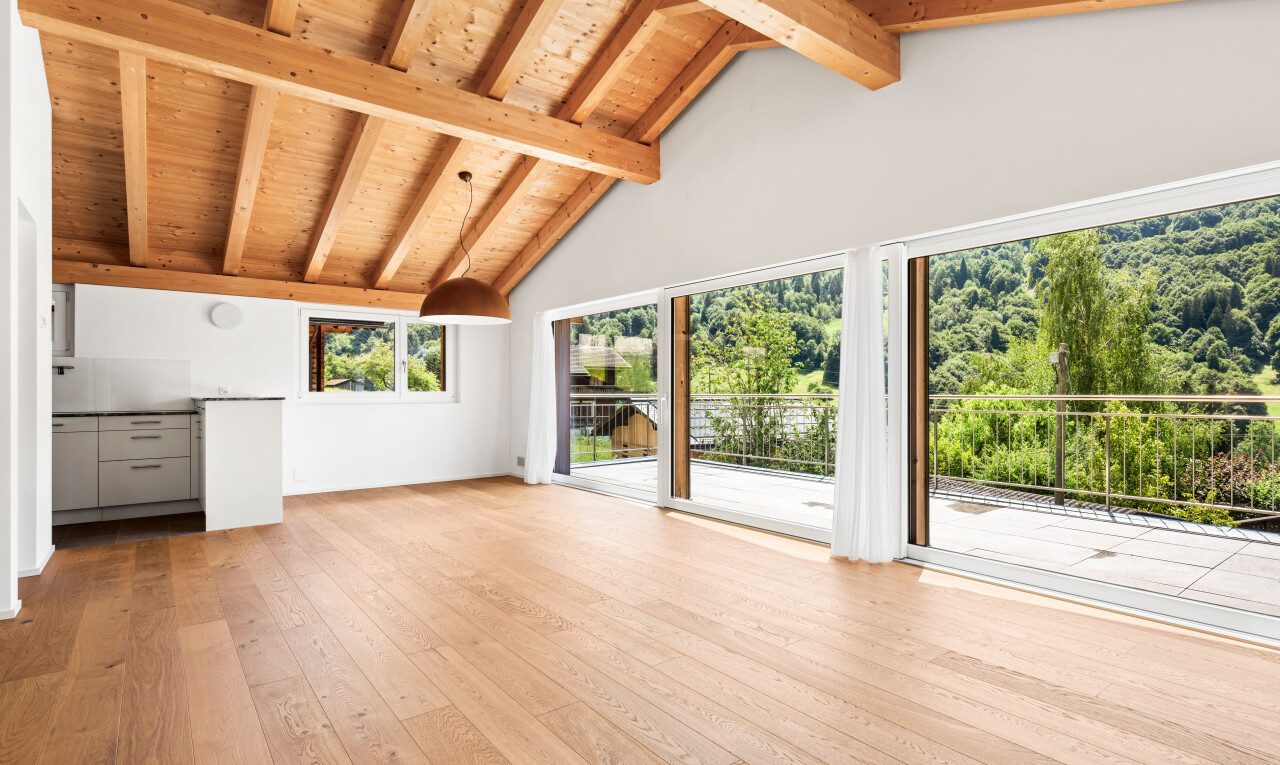 leerer raum mit inside property, holzfußboden, wood finish floor, hardwood floor, und hohe decke