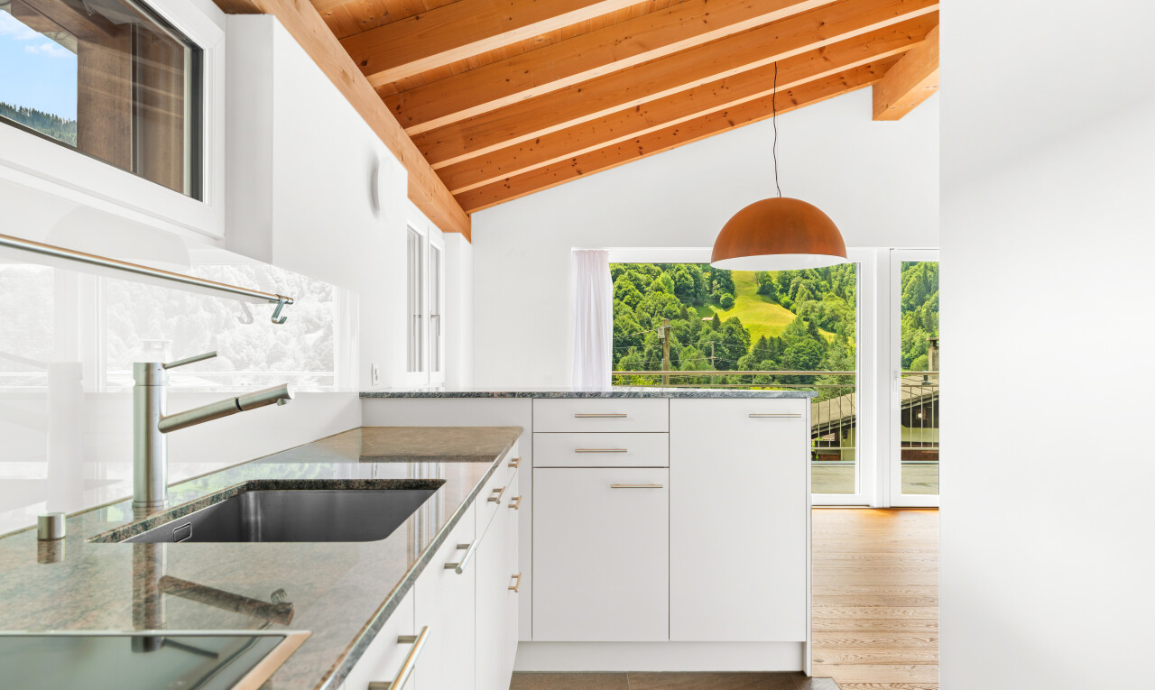 küche mit pendelleuchte, pendant lighting, natürliches licht, natural light, und weiße schränke