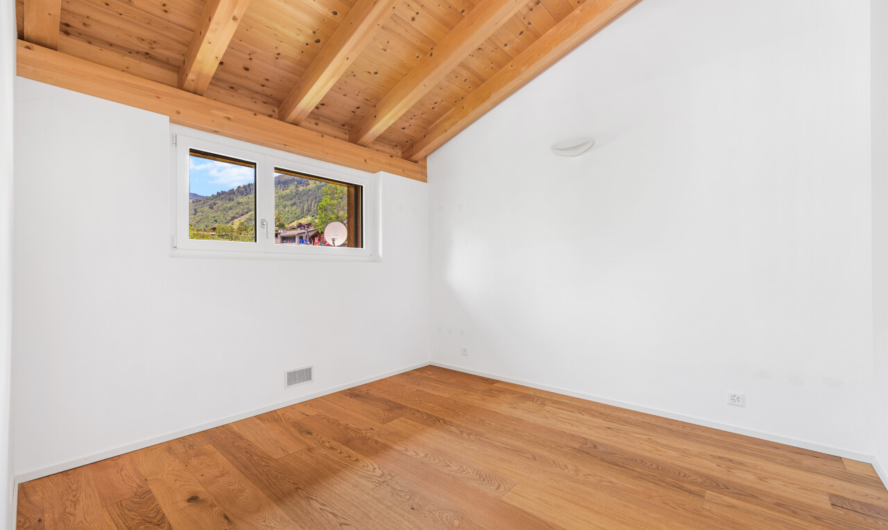 leerer raum mit balkendecke, beamed ceiling, holzdecke, wood ceiling, und inside property