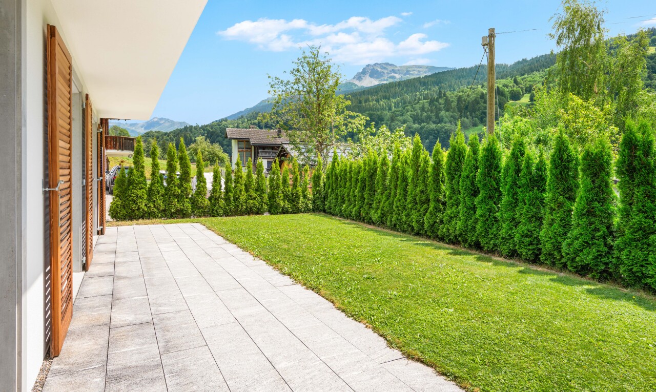 garten mit from property, rasen, mountain view, blick auf die berge, und day time