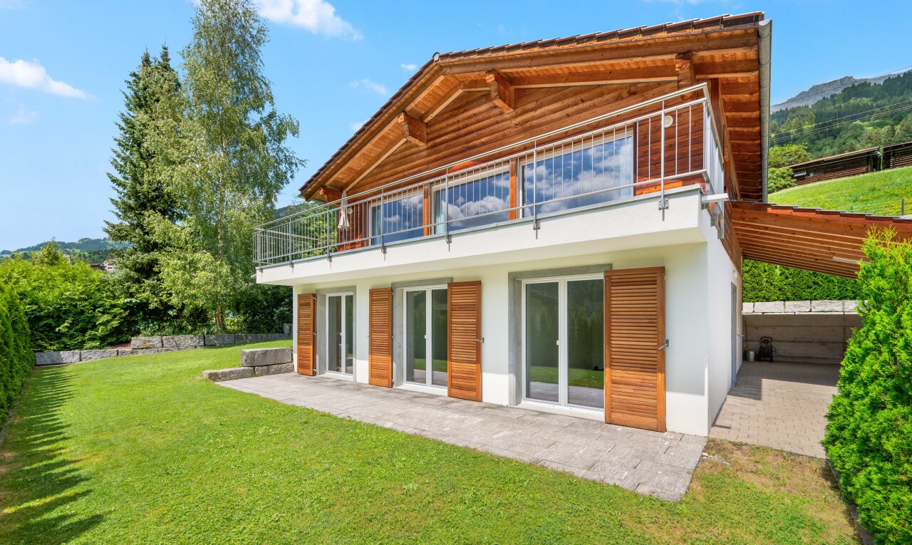 außenansicht mit rasen, from property, day time, stuckverkleidung, und terrasse