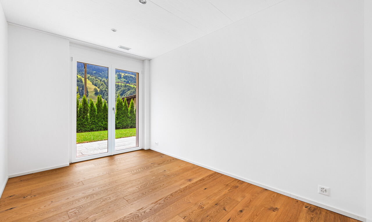 leerer raum mit inside property, gipskartonwand, drywall, holzfußboden, und wood finish floor