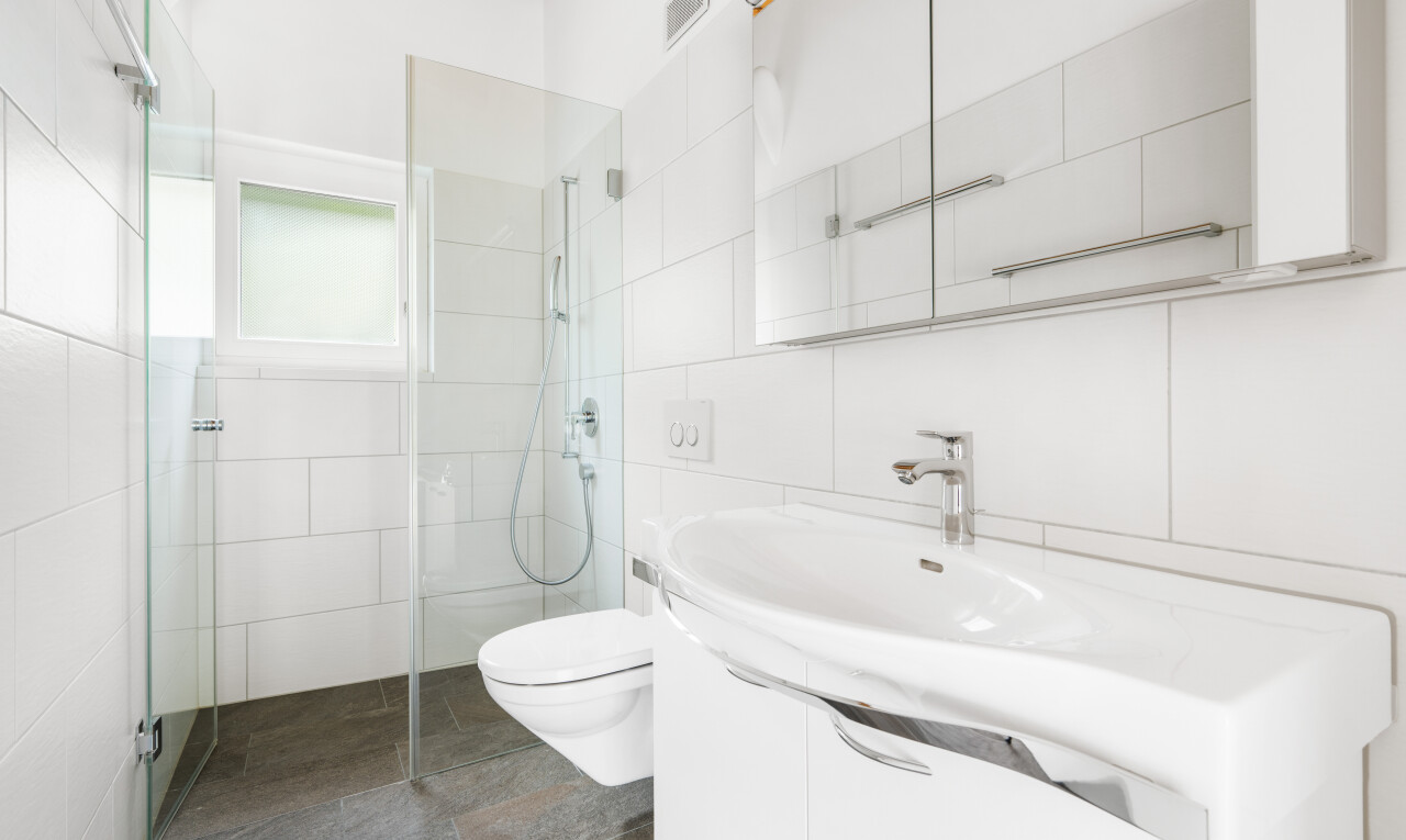 bad mit spiegel, dusche, komplettes badezimmer, schminktisch, und inside property