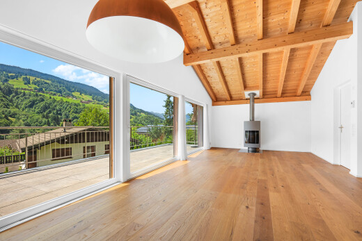 leerer raum mit balkendecke, beamed ceiling, inside property, day time, und holzofen