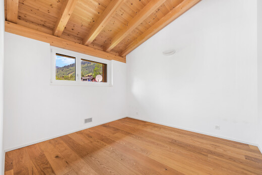 leerer raum mit balkendecke, beamed ceiling, holzdecke, wood ceiling, und inside property
