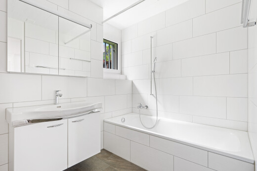 bad mit fliesenwand, tile wall, komplettes badezimmer, dark floor, und spiegel