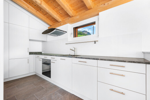 küche mit weiße schränke, white cabinets, arbeitsplatten, dark countertops, und ofen