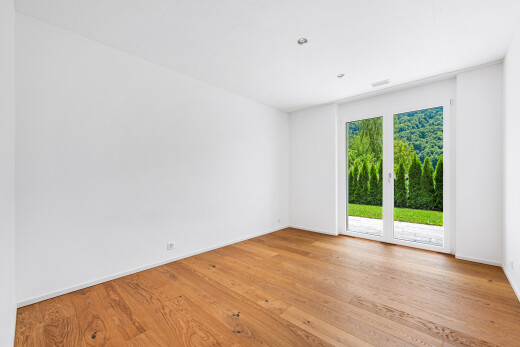leerer raum mit holzfußboden, wood finish floor, gipskartonwand, drywall, und inside property