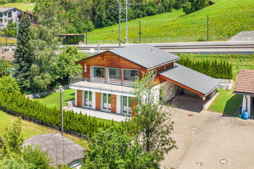 außenansicht mit rasen, balkon, auffahrt, property visible, und zaun