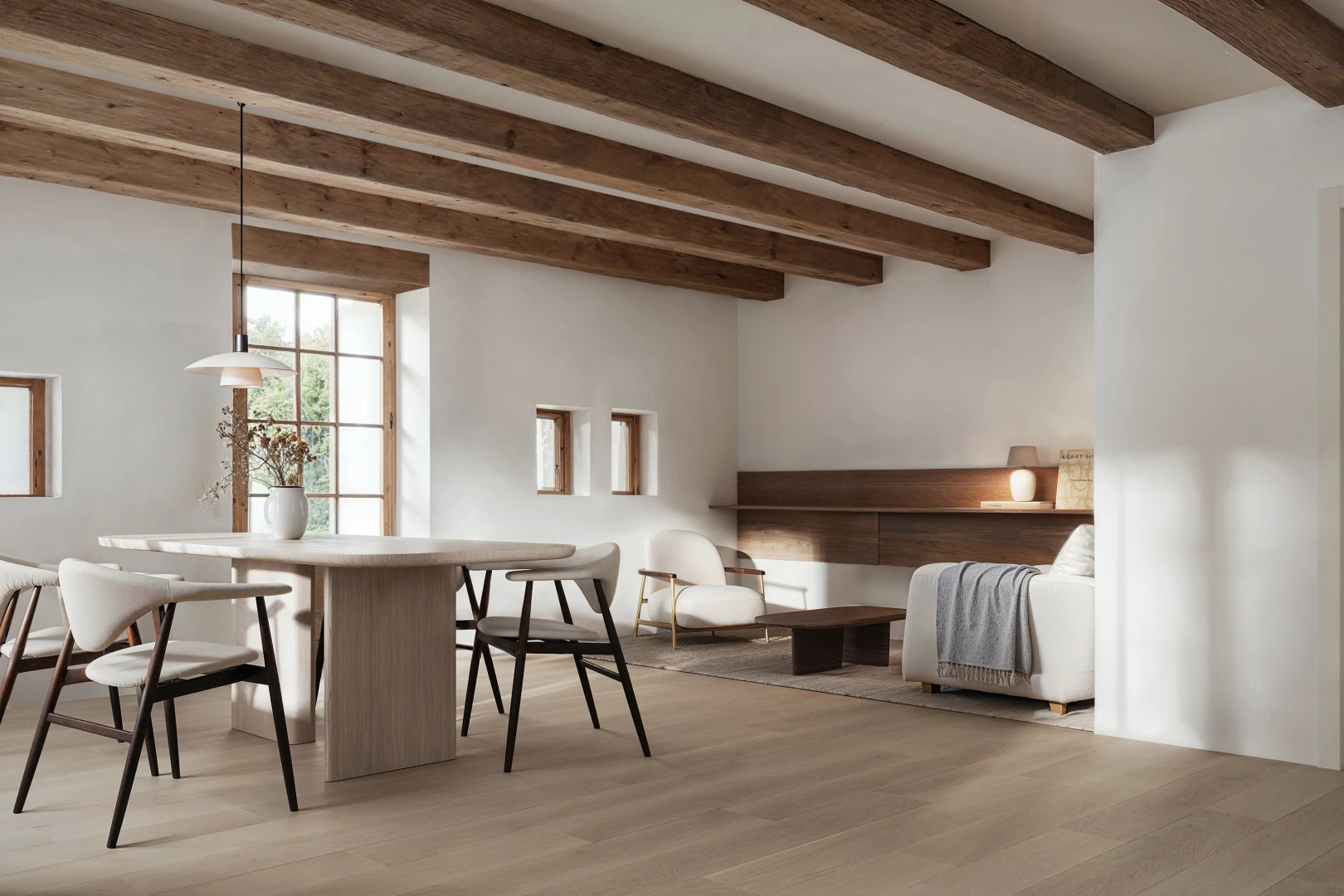 chambre avec sol en finition bois, plafond à poutres, cloison sèche, et lumière naturelle