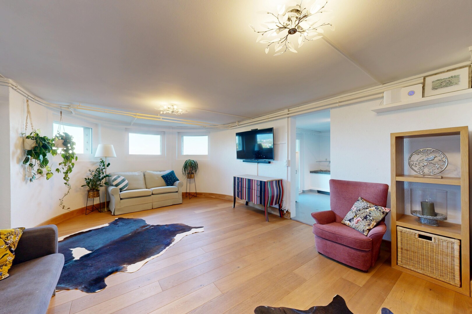 wohnzimmer mit wood finish floor, holzfußboden, inside property, drywall, und gipskartonwand