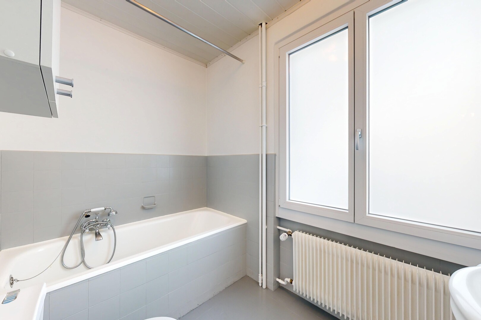 bad mit bad, kühler, inside property, komplettes badezimmer, und natural light