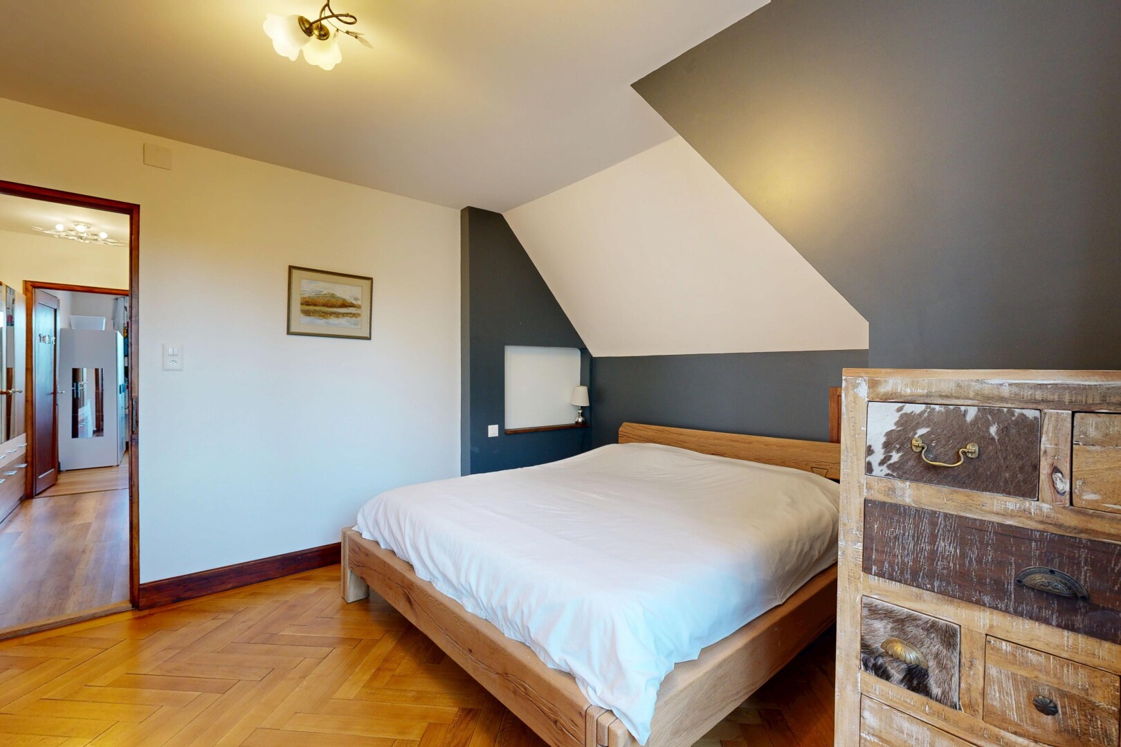 zimmer / schlafzimmer mit parquet floor, gipskartonwand, drywall, holzfußboden, und wood finish floor