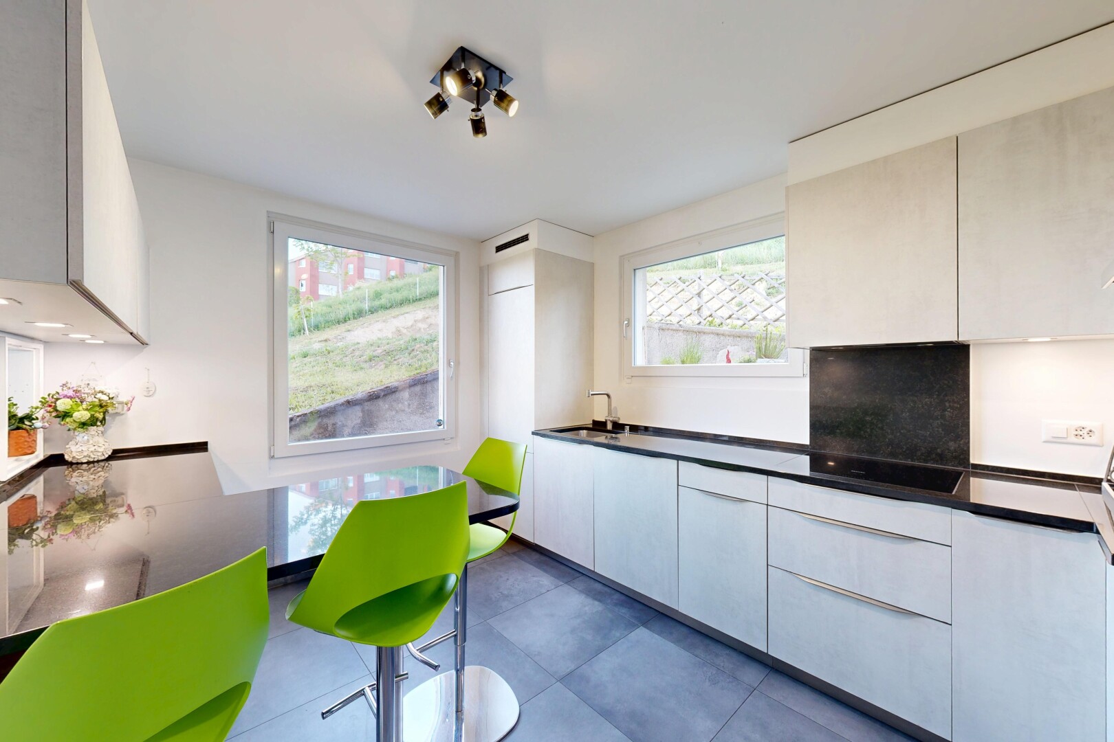 küche mit dark countertops, arbeitsplatten, white cabinets, weiße schränke, und natural light