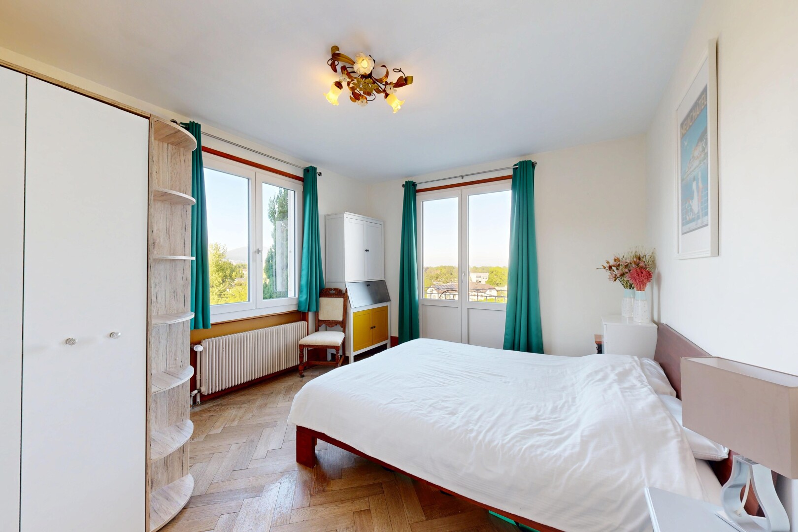 zimmer / schlafzimmer mit parquet floor, kühler, holzfußboden, wood finish floor, und natürliches licht