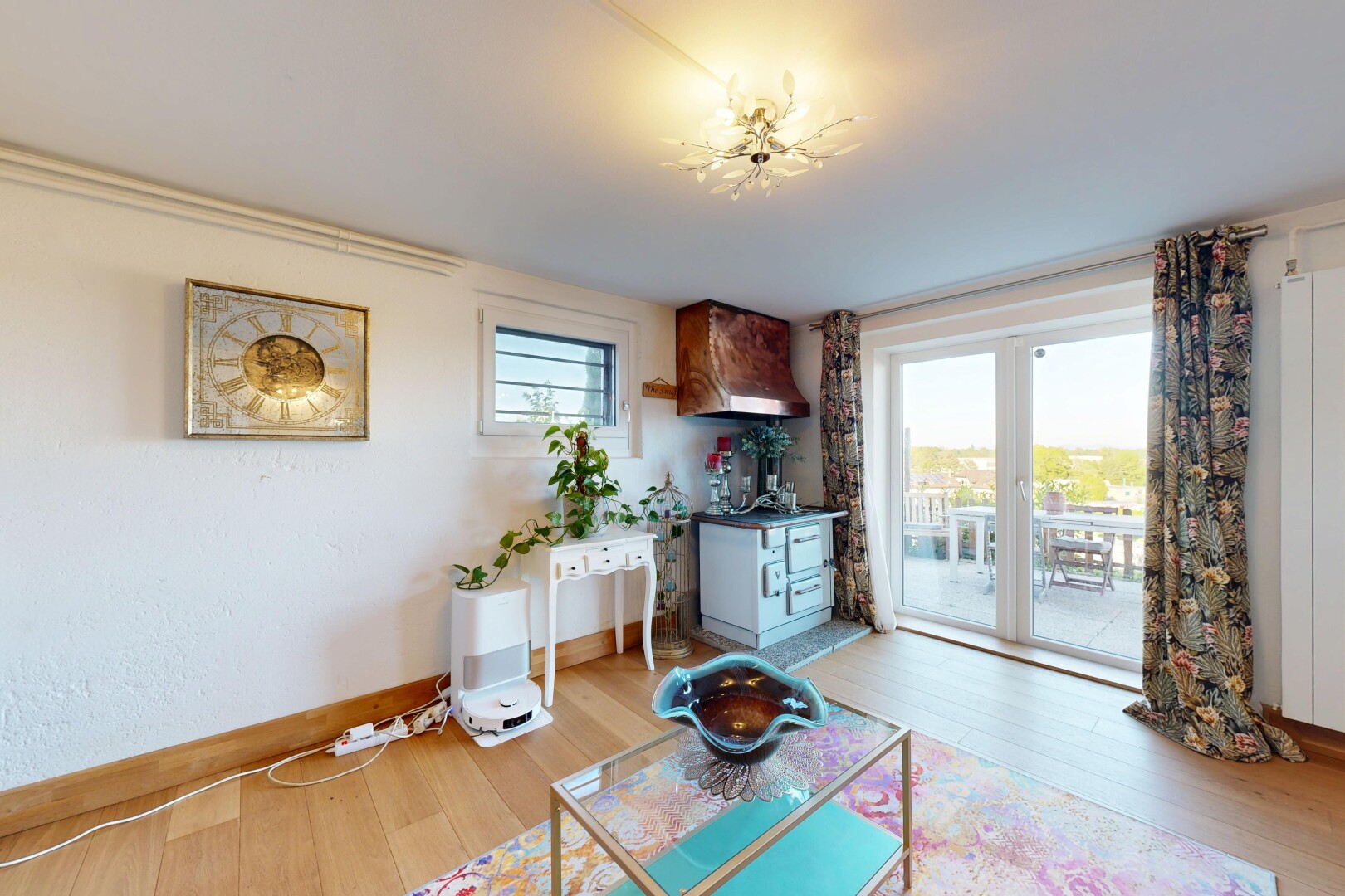 wohnzimmer mit inside property, holzfußboden, wood finish floor, sockelleisten, und baseboards wall