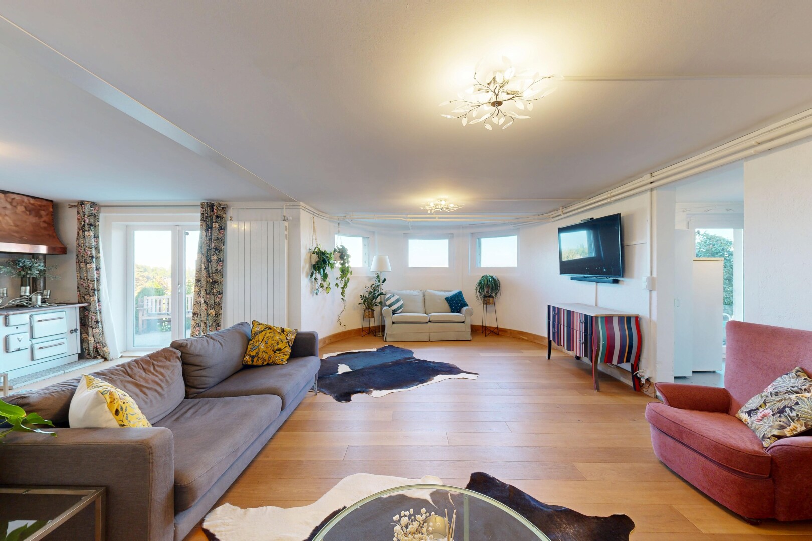 wohnzimmer mit inside property, wood finish floor, holzfußboden, drywall, und gipskartonwand