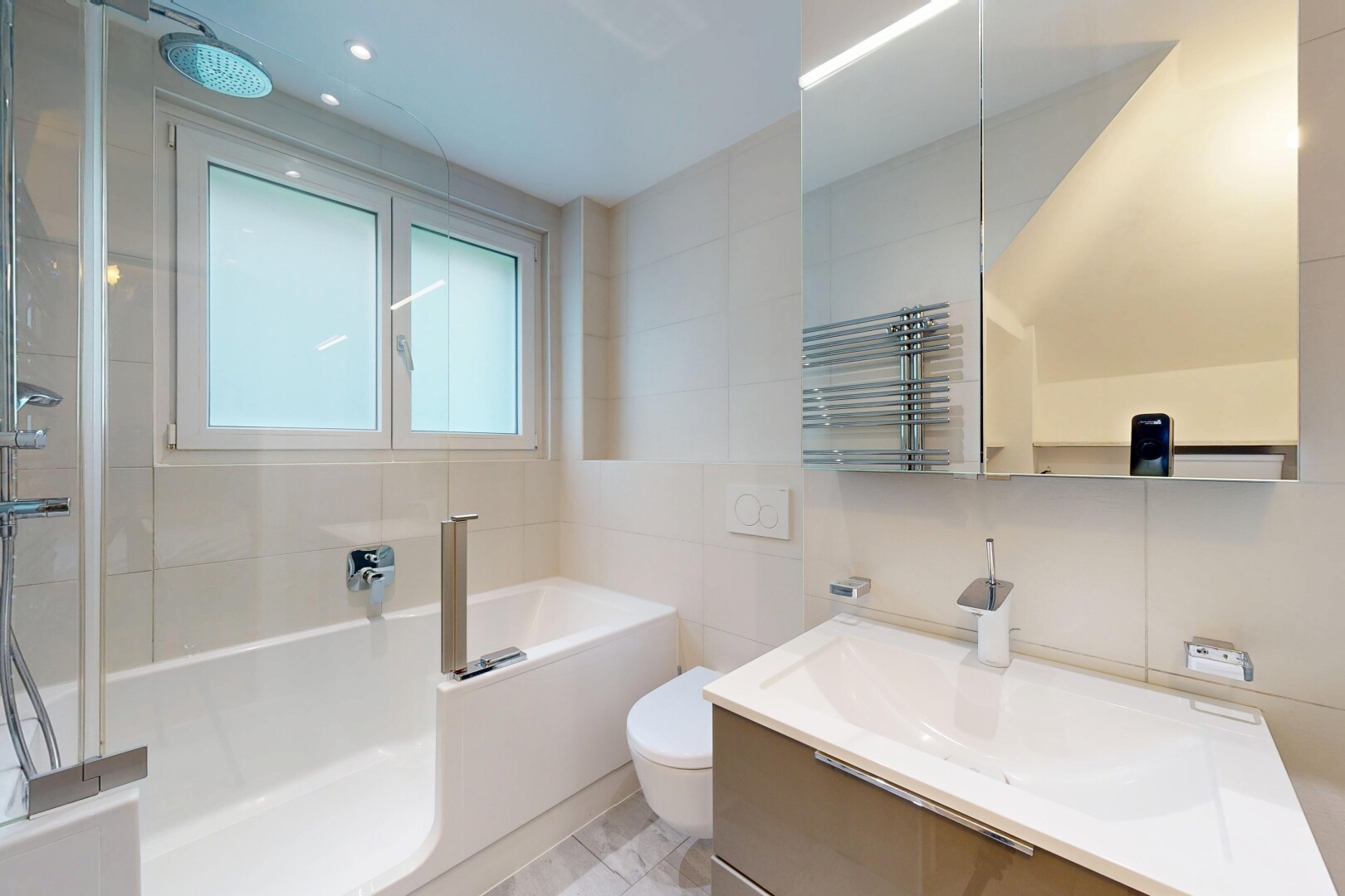 bad mit tile wall, fliesenwand, toilette, schminktisch, und komplettes badezimmer
