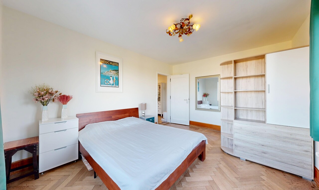zimmer / schlafzimmer mit parquet floor, wood finish floor, holzfußboden, drywall, und gipskartonwand