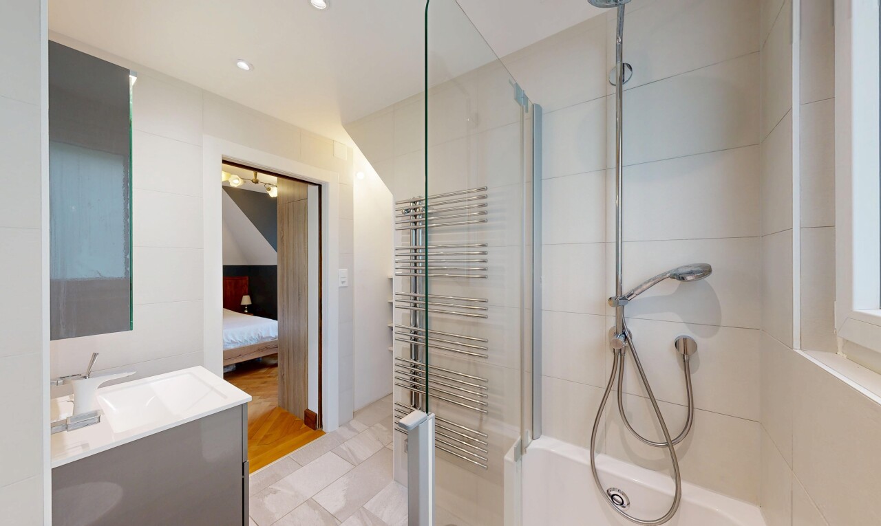 bad mit schminktisch, dusche, komplettes badezimmer, bad angrenzend schalfzimmer, und inside property
