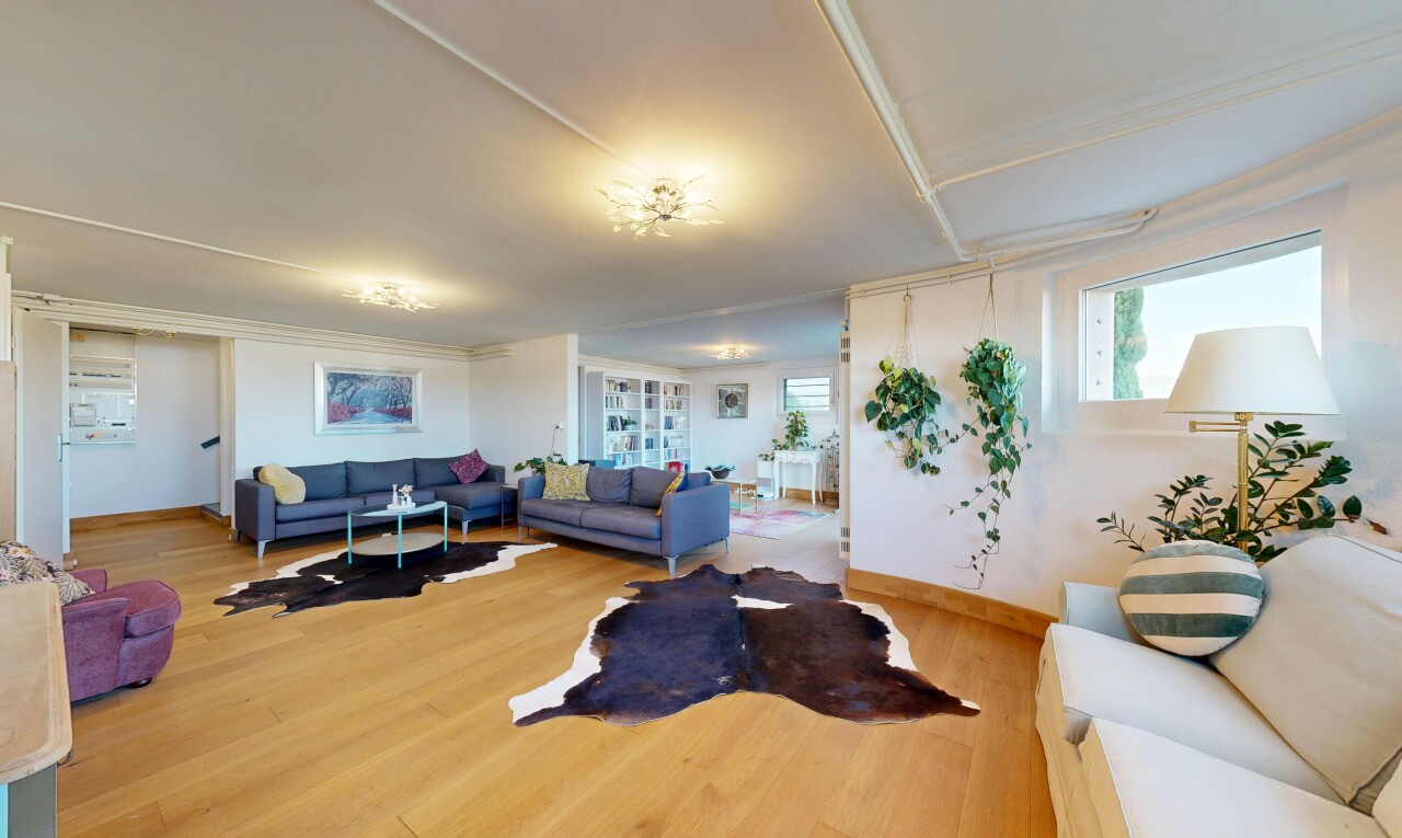 wohnzimmer mit wood finish floor, holzfußboden, drywall, gipskartonwand, und inside property