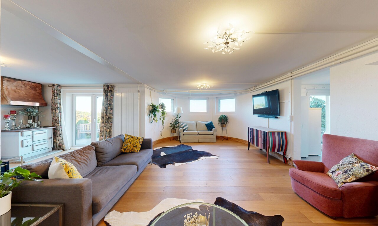 wohnzimmer mit inside property, wood finish floor, holzfußboden, drywall, und gipskartonwand