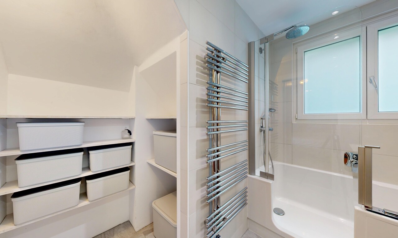 bad mit kühler, dusche, komplettes badezimmer, handtuchwärmer, und inside property