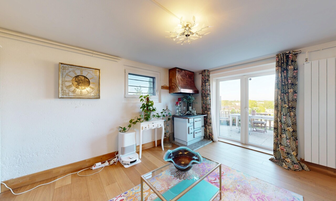 wohnzimmer mit inside property, holzfußboden, wood finish floor, sockelleisten, und baseboards wall