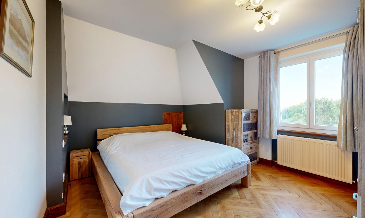 zimmer / schlafzimmer mit parquet floor, drywall, gipskartonwand, wood finish floor, und holzfußboden