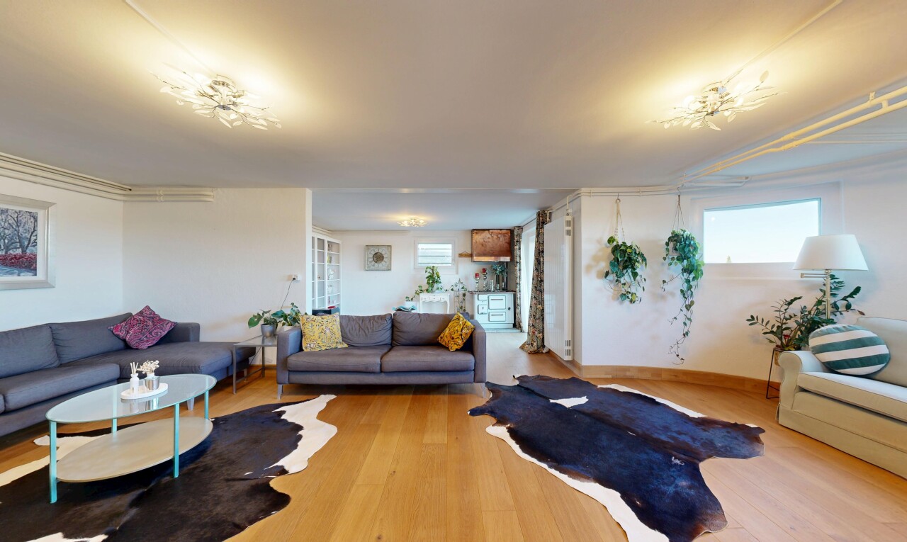 wohnzimmer mit wood finish floor, holzfußboden, inside property, drywall, und gipskartonwand