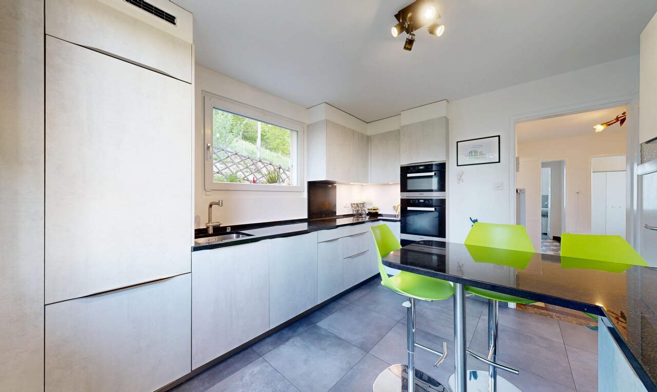 küche mit arbeitsplatten, dark countertops, inside property, schränke mit flachen paneelen, und flat panel cabinets
