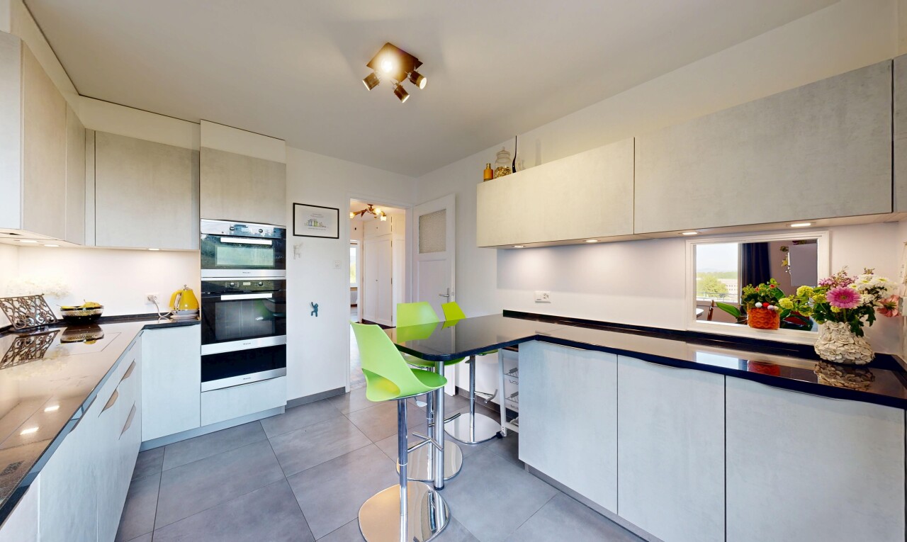 küche mit dark countertops, arbeitsplatten, inside property, white cabinets, und weiße schränke