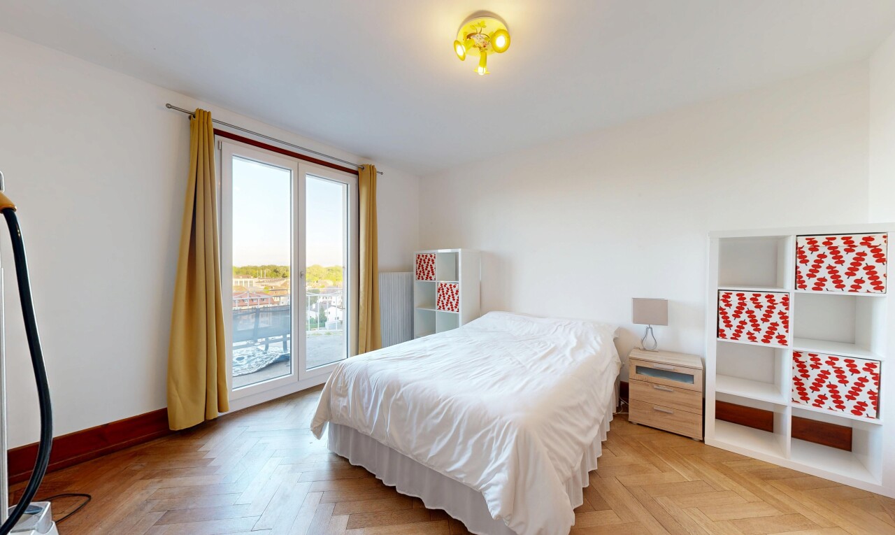 zimmer / schlafzimmer mit inside property, außenzugang, drywall, gipskartonwand, und parquet floor
