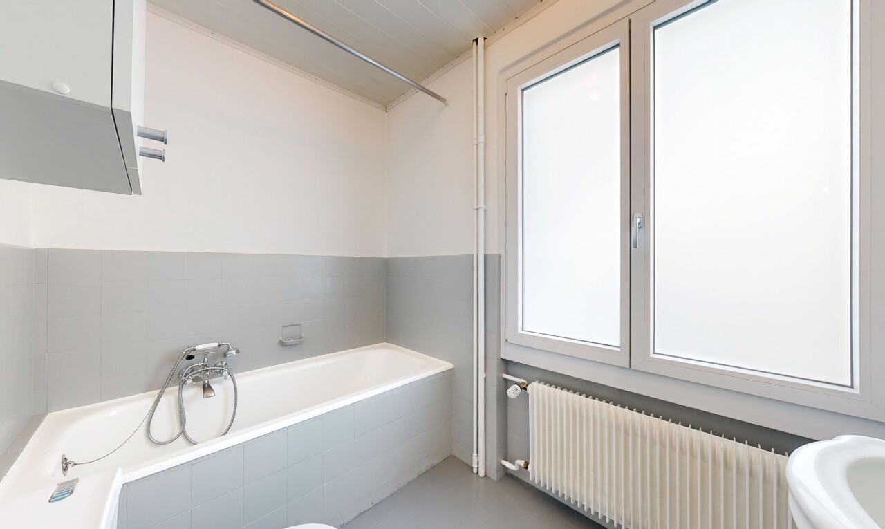 bad mit bad, kühler, inside property, komplettes badezimmer, und natural light